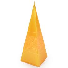 Oranžová vianočná sviečka s glitrom v tvare pyramídy.