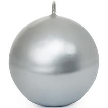 Sivá guľa sviečka s hladkým povrchom.