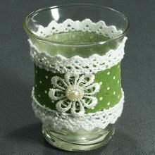 Pohár s krajkou a perličkou, zelený s bielou krajkou.