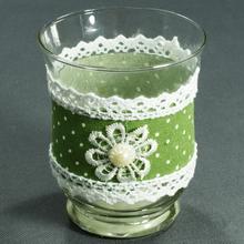 Pohár s krajkou a zeleným vzorom.