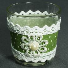 Pohár s krajkou a perlou, zelený s bielou čipkou.