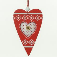 Závesné srdce s vzorom, červené s bielymi detailmi.