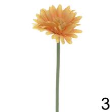 Umelá gerbera v oranžovej farbe s dlhým stonkom.
