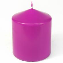 Hladký valec sviečka v cyklámenovej farbe.