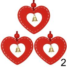 Sada červených drevených závesov v tvare srdca a hviezdy.