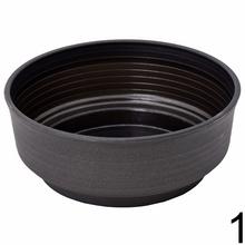 Misa prostá z umelej hmoty v troch farbách.