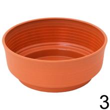 Misa prostá z umelej hmoty v troch farbách.