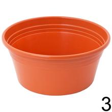 Misa IRYS PLOSKA 22CM v zlatej farbe s ďalšími miskami v oranžovej a čiernej farbe.