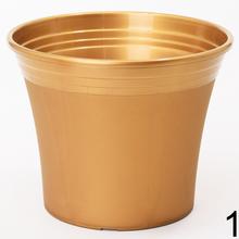 Kvetináč Irys v hnedé farbe s priemerom 19 cm a výškou 15,8 cm.
