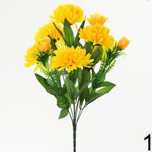 Kytica chryzantém v mixe farieb s umelými kvetmi.