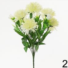 Kytica chryzantém v mixe farieb s umelými kvetmi.