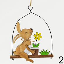 Drevené zajačiky na hojdačke s kvetinou a vajíčkom.