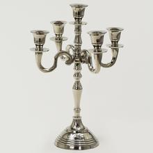 Hliníkový svietnik s piatimi ramenami a výškou 30 cm.