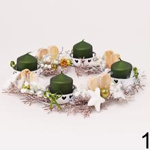 Vianočné aranžmá so sviečkami a dekoráciami.