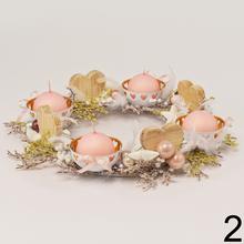 Vianočné aranžmá so sviečkami a dekoráciami.