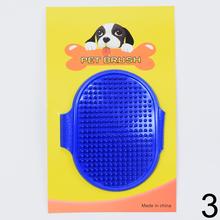 Masážna kefa pre zvieratá v červenej farbe.