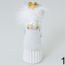 Dekoračný biely anjel s perím a srdiečkom.