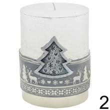 Vianočné sviečky s ornamentom v tvare stromčeka a hviezdy.