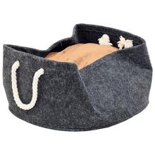 Pelech pre mačky s hnedým vankúšom a bielymi úchytmi.