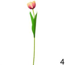 Umelé tulipány v rôznych farbách.