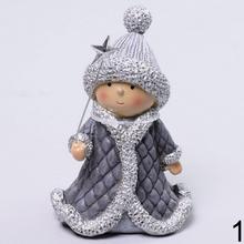 Dve deti v šedých kostýmoch s paličkami a čiapkami.