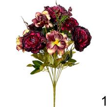 Kytica umelých kvetov s ružami a anemónami.