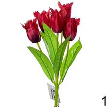 Kytica umelých tulipánov v červenej a bielej farbe.