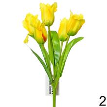 Kytica umelých tulipánov v červenej a bielej farbe.