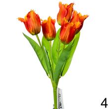 Kytica umelých tulipánov v červenej a bielej farbe.