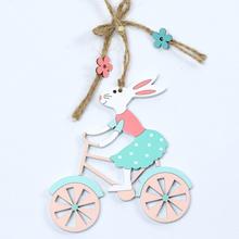 Zajac na bicykli, drevená ozdoba na zavesenie.