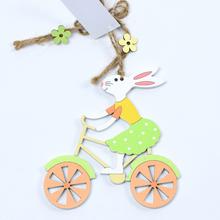 Zajac na bicykli, drevená ozdoba na zavesenie.