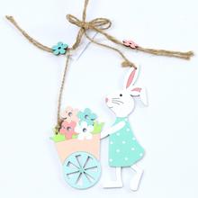 Zajac s košom na závesnej šnúrke, drevený mix farieb.