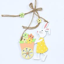 Zajac s košom na závesnej šnúrke, drevený mix farieb.