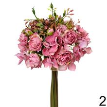 Kytica umelých kvetov s ružami a hortenziami.