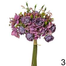 Kytica umelých kvetov s ružami a hortenziami.