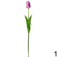 Umelé kvety tulipán v rôznych farbách.