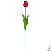Umelé kvety tulipán v rôznych farbách.