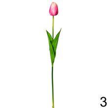 Umelé kvety tulipán v rôznych farbách.