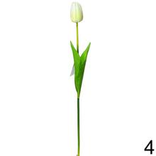 Umelé kvety tulipán v rôznych farbách.