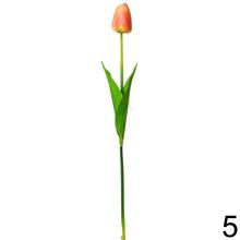Umelé kvety tulipán v rôznych farbách.