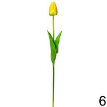 Umelé kvety tulipán v rôznych farbách.