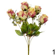 Kytica umelých ruží v rôznych farbách.