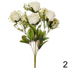 Kytica umelých ruží v rôznych farbách.