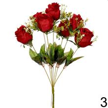 Kytica umelých ruží v rôznych farbách.