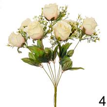 Kytica umelých ruží v rôznych farbách.