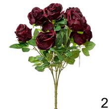 Kytica umelých ruží v svetlej a tmavej farbe.