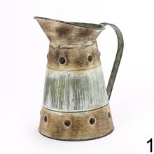 Malý kovový džbán s dekoratívnym dizajnom.