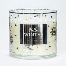 Biela voňavá sviečka Hello Winter v skle.