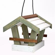 Dlhé biele krmítko pre vtáky s drevenou konštrukciou.