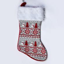 Vianočné ponožky s rôznymi vzormi v červenej a šedej farbe.